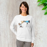 Wissenschaftler mit Telescope Astronomie Science S T-Shirt<br><div class="desc">Entdecken Sie den stilistischen Kosmos mit unserem Women's Long-Sleeve T - Shirt, der eine faszinierende Grafik eines Astronomen zeigt, der durch ein Teleskop guckt. Dieses Shirt ist perfekt für Stargazer, Wissenschaftler oder alle, die das Universum erforschen wollen. Es verbindet Komfort mit kosmischer Neugier. Dieses aus weichem, atmungsaktivem Stoff gefertigte, langärmelige...</div>