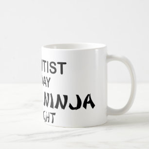 Wissenschaftler tödliches Ninja bis zum Nacht Kaffeetasse