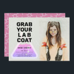 Wissenschaftsexperiment Flask Pink Girl Foto Gebur Einladung<br><div class="desc">Dieses coole "schnappen Sie sich Ihren Labrador-Mantel" Party-Geburtstagsexperiment-Foto-Einladung für Mädchen mit einem hellgrauen Hintergrund mit einer Flasche. Die Rückseite weist einen rosa Hintergrund mit Molekülmustern auf. Personalisieren Sie Ihre Bedürfnisse. In meinem Geschäft finden Sie passende Produkte.</div>