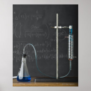 Wissenschaftsexperiment vor Tafel Poster