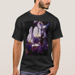 Wisteria-Reben-Blüten unscharfer Hintergrund mit S T-Shirt