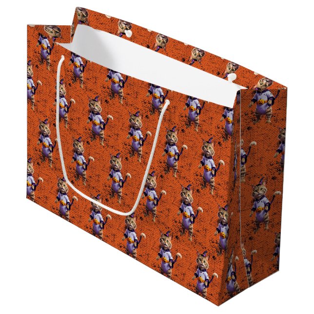 Witchy Halloween Tabby Große Geschenktüte (Vorderseite Schrägansicht)