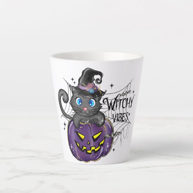 Witchy Vibes - Schwarze Katze auf Lila Jack-O-Lant Milchtasse (Vorderseite)