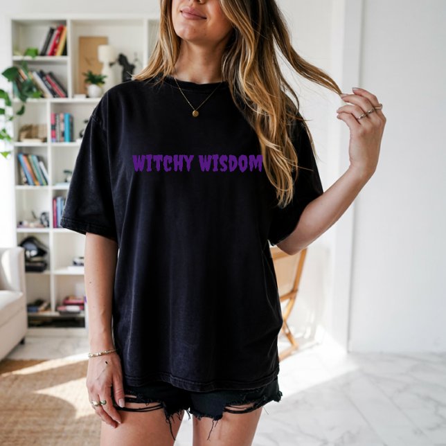 Witchy Wisdom lila Typografie T-Shirt (Von Creator hochgeladen)