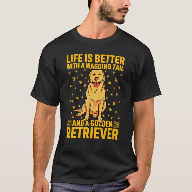 with a wagging tail and a Golden Retriever T-Shirt (Vorderseite)
