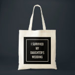 Witzige Mutter des Brautkurses in Schwarz Tragetasche<br><div class="desc">Diese schicke,  lustige Tasche ist perfekt für die Brautmutter,  die die Hochzeit überlebt! Schwarz-Weiß-Design sagt: "Ich habe die Hochzeit meiner Tochter überlebt".</div>