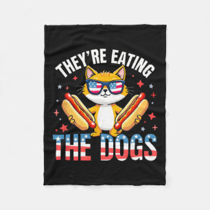 Witzige Trump sie essen die Hunde die Katzen die Fleecedecke