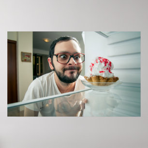 Witziger Mann, der Kühlschrank sieht Poster