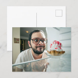 Witziger Mann, der Kühlschrank sieht Postkarte