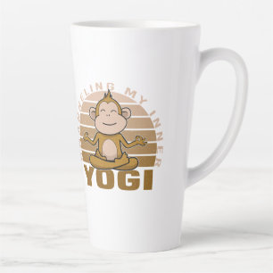 Witziger niedlicher Affe, der Yoga macht, lustige Milchtasse