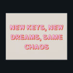 Witziges einzigartiges Zitat Wir haben neue Adress Postkarte<br><div class="desc">Feiern Sie das Chaos neuer Anfänge mit dieser verspielten und eigenartigen Postkarte "New Keys, New Dreams, Same Chaos", die sich perfekt eignet, um Ihren Umzug auf eine lustige und unvergessliche Weise anzukündigen. Mit ihrem Retro-inspirierten, zart-rosa und fett-orangefarbenen, cremig-neutralen Hintergrund strahlt diese Postkarte Charme und Spaß aus und ist somit ideal...</div>