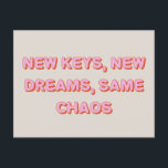 Witziges einzigartiges Zitat Wir haben neue Adress Postkarte<br><div class="desc">Feiern Sie das Chaos neuer Anfänge mit dieser verspielten und eigenartigen Postkarte "New Keys, New Dreams, Same Chaos", die sich perfekt eignet, um Ihren Umzug auf eine lustige und unvergessliche Weise anzukündigen. Mit ihrem Retro-inspirierten, zart-rosa und fett-orangefarbenen, cremig-neutralen Hintergrund strahlt diese Postkarte Charme und Spaß aus und ist somit ideal...</div>