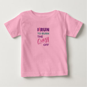 Witziges Laufen renne ich raus, um den Verrückten  Baby T-shirt