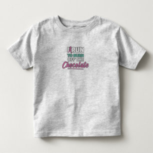 Witziges Laufen, um die Schokolade abzubrennen Kleinkind T-shirt