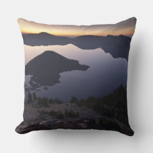 Wizard Island bei Morgendämmerung, Crater Lake Nat Kissen