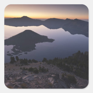 Wizard Island bei Morgendämmerung, Crater Lake Nat Quadratischer Aufkleber