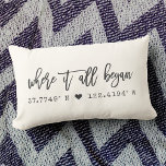 Wo alles begann Chic Script Custom Coordinates Lendenkissen<br><div class="desc">Moderne, schicke Schrift Typografie Design Lesen ' Wo alles begann ' über Ihre benutzerdefinierten Koordinaten des Ortes, wo Sie Ihre geliebte Person getroffen. Ein gutes Geschenk für den Valentinstag, für Neuvermählte oder für den Hochzeitstag. Unser neutrales Elfenbein-Kopfkissen zeichnet sich durch seine romantische und trendige Stilrichtung aus und zeichnet sich durch...</div>