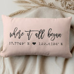Wo alles begann Pinselpinke Skriptkoordinaten Lendenkissen<br><div class="desc">Moderne, schicke Schrift Typografie Design Lesen ' Wo alles begann ' über Ihre individuellen Koordinaten des Ortes, wo Sie Ihre geliebte Person getroffen. Ein gutes Geschenk für den Valentinstag, für Neuvermählte oder für den Hochzeitstag. Das romantische und trendige, im Bauernstil erbaute, rosa Kopfkissen zeigt die Längen- und Breitengrade Ihres besonderen...</div>