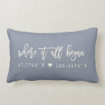Wo alles begann Script Dusty Blue Koordinaten Lendenkissen<br><div class="desc">Moderne, schicke Schrift Typografie Design Lesen ' Wo alles begann ' über Ihre individuellen Koordinaten der Ort, wo Sie Ihre Liebsten kennengelernt haben. Ein großes Geschenk für den Valentinstag, für Neuvermählte oder (Hochzeit) Jubiläum. Sowohl romantisch als auch trendig stilvoll, unser dustig blaues und Elfenbein-Creme-Kopfkissen im Bauernstil weist den Breitengrad und...</div>
