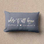 Wo alles begann Script Dusty Blue Koordinaten Lendenkissen<br><div class="desc">Moderne, schicke Schrift Typografie Design Lesen ' Wo alles begann ' über Ihre individuellen Koordinaten der Ort, wo Sie Ihre Liebsten kennengelernt haben. Ein großes Geschenk für den Valentinstag, für Neuvermählte oder (Hochzeit) Jubiläum. Sowohl romantisch als auch trendig stilvoll, unser dustig blaues und Elfenbein-Creme-Kopfkissen im Bauernstil weist den Breitengrad und...</div>