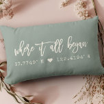 Wo alles begann Script Dusty Green Koordinaten Lendenkissen<br><div class="desc">Moderne, schicke Schrift Typografie Design Lesen ' Wo alles begann ' über Ihre benutzerdefinierten Koordinaten des Ortes, wo Sie Ihre geliebte Person getroffen. Ein gutes Geschenk für den Valentinstag, für Neuvermählte oder für den Hochzeitstag. Das romantische und trendige stilvolle, im Bauernstil staubige grüne und Elfenbeinkissen gehaltene Kopfkissen zeichnet sich durch...</div>