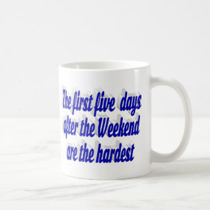 Wochenend-Quote mit lustiger blauer Typografie Kaffeetasse