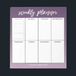 Wöchentlicher Planer Modernes Drehbuch Lila Ombre Notizblock<br><div class="desc">Eleganter und moderner Wochenplaner. Auf dem Notizblock befinden sich 8 Kästchen,  um den Zeitplan aufzuschreiben und für jeden Wochentag zu planen. Die erste Rückseite ist eine wöchentliche Checkliste. Der Hintergrund ist in einer hübschen lila Farbfarbe. Sie können Ihren Namen unten hinzufügen.</div>