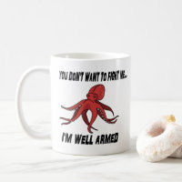 Wohle bewaffnete Kraken-Tierwortspiel-Tasse