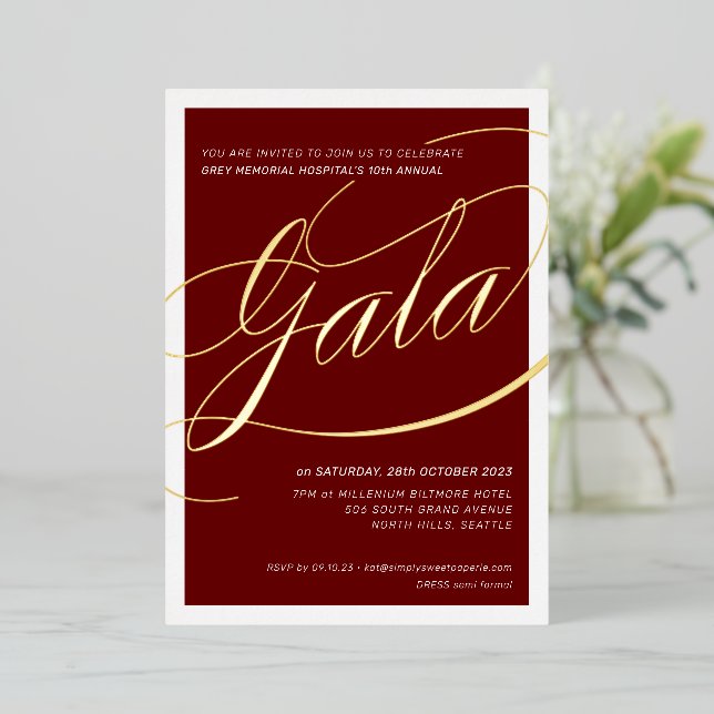 WOHLTÄTIGKEIT GALA Edelkalligraphie Bordeaux Rot G Folieneinladung (Stehend vorne)