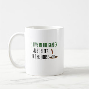 Wohnen Sie im Garten und schlafen Sie im Haus Kaffeetasse