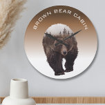 Wohngestaltung Braunbär Große Wanduhr<br><div class="desc">Dieses Design kann in dem Bereich personalisiert sein, der durch das Ändern des Fotos und/oder Textes zur Verfügung gestellt wird. Oder Sie können es anpassen, indem Sie auf Personalisieren Sie diese Vorlage und dann wählen Sie den Klick, um weitere Option anzupassen, löschen oder ändern Sie die Farbe des Hintergrunds, fügen...</div>
