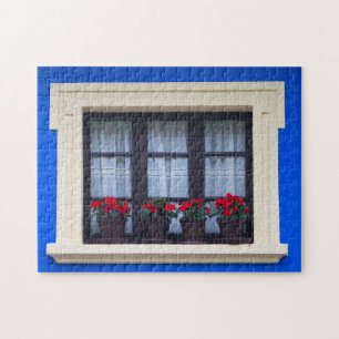 Wohnhaus mit Blumen in den Fenstern