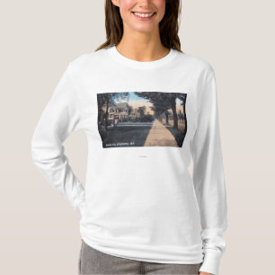 Wohnszene auf Flussufer-Antrieb T-Shirt