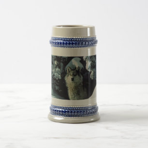 Wolf, der aus die Holz-Tasse herauskommt Bierglas