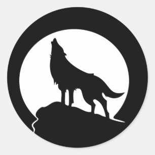 Wolf, der mit einem runden Aufkleber des Vollmonds