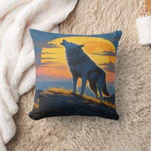 Wolf heult unter einem Sonnenuntergang in den Berg Kissen