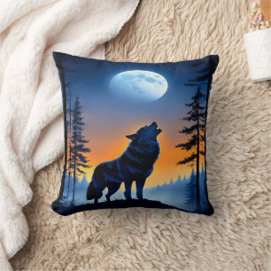 Wolf heult unter einem Sonnenuntergang in den Berg Kissen