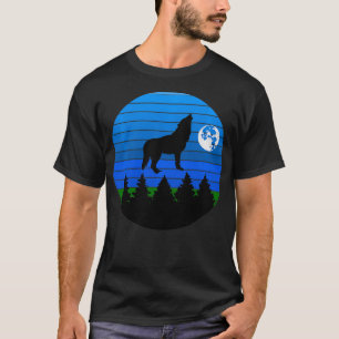 Wolf heult zum Mond mit Bäumen und Hintergrund  T-Shirt