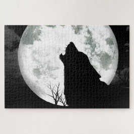 Wolf Howling am Mond