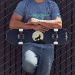 Wolf Howling auf dem Mond Illustration Personalisi Skateboard<br><div class="desc">Mit diesem personalisierten Skateboard zeigen Sie sich von der wilden Seite ab. Es zeigt eine Silhouette,  wie ein Wolf in Schwarz heult auf einem blassgelben Mond,  was ihn perfekt für jeden macht,  der Tiere Liebe. Dieses Skate Deck ist bereit,  mit einem Namen oder einem anderen Text personalisiert zu werden.</div>