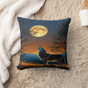Wolf Howling unter Vollmond in der Abenddämmerung Kissen