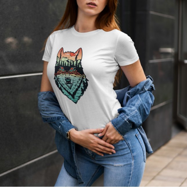 Wolf im Hintergrund des Waldes T-Shirt (Von Creator hochgeladen)