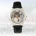 Wolf im Kopf Wildlife Winter Wald Name Armbanduhr<br><div class="desc">Naher Wolfskopf in einem skandinavischen,  nordischen Winterwald. Ein niedlich freundliches,  fast lächelndes Gesicht. Ein Tier mit schwarzem,  weißem und braunem Fell. Vorlage für Ihren Namen. Entfernen Sie die Uhr mit der Backspace-Taste,  wenn Sie die Uhr ohne Namen gewollt haben.</div>