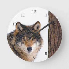 Wolf im Winterschnee Runde Wanduhr