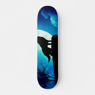 Wolf in der Silhouette heult auf Vollmond Skateboard