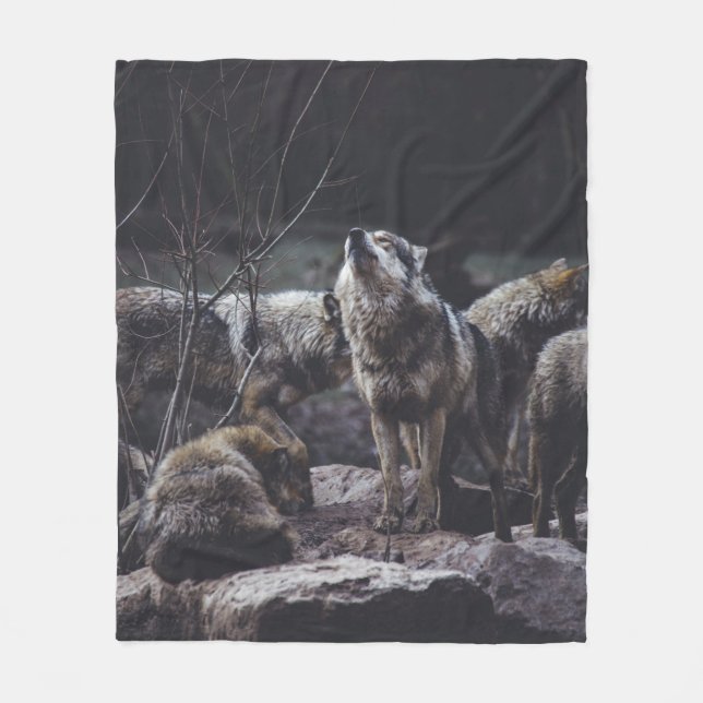 WOLF PACK ON ROCK FORMATION FLEECEDECKE (Vorderseite)