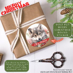 Wolf Pup Merry Christmas Sticker<br><div class="desc">Mit dem bezaubernden Wolf Pup Frory Weihnachtssticker lassen Sie den Geist der Saison in Ihr Urlaubssaal eintauchen. ・ Auf hochwertigem, säurefreiem Papier für bleibende Qualität gedruckt ・ Lebhafter Vollfarbenddruck für auffälliges Design ・ Kratzfeste Vorderseite und einfaches Abziehen für problemlose Anwendung ・ Verfügbar in matter oder glänzender Ausführung nach Ihrem Geschmack...</div>