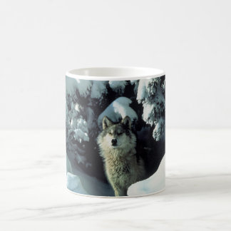 Wolf stehend im Schnee Kaffeetasse