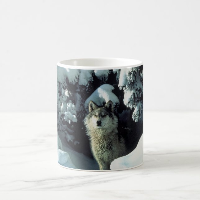 Wolf stehend im Schnee Kaffeetasse (Mittel)