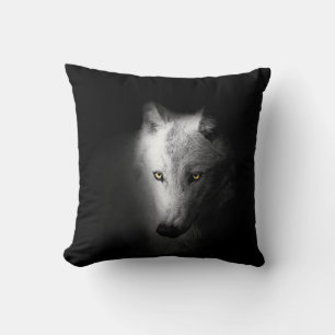 Wolf, Tierportrait auf schwarzem Hintergrund, Kissen